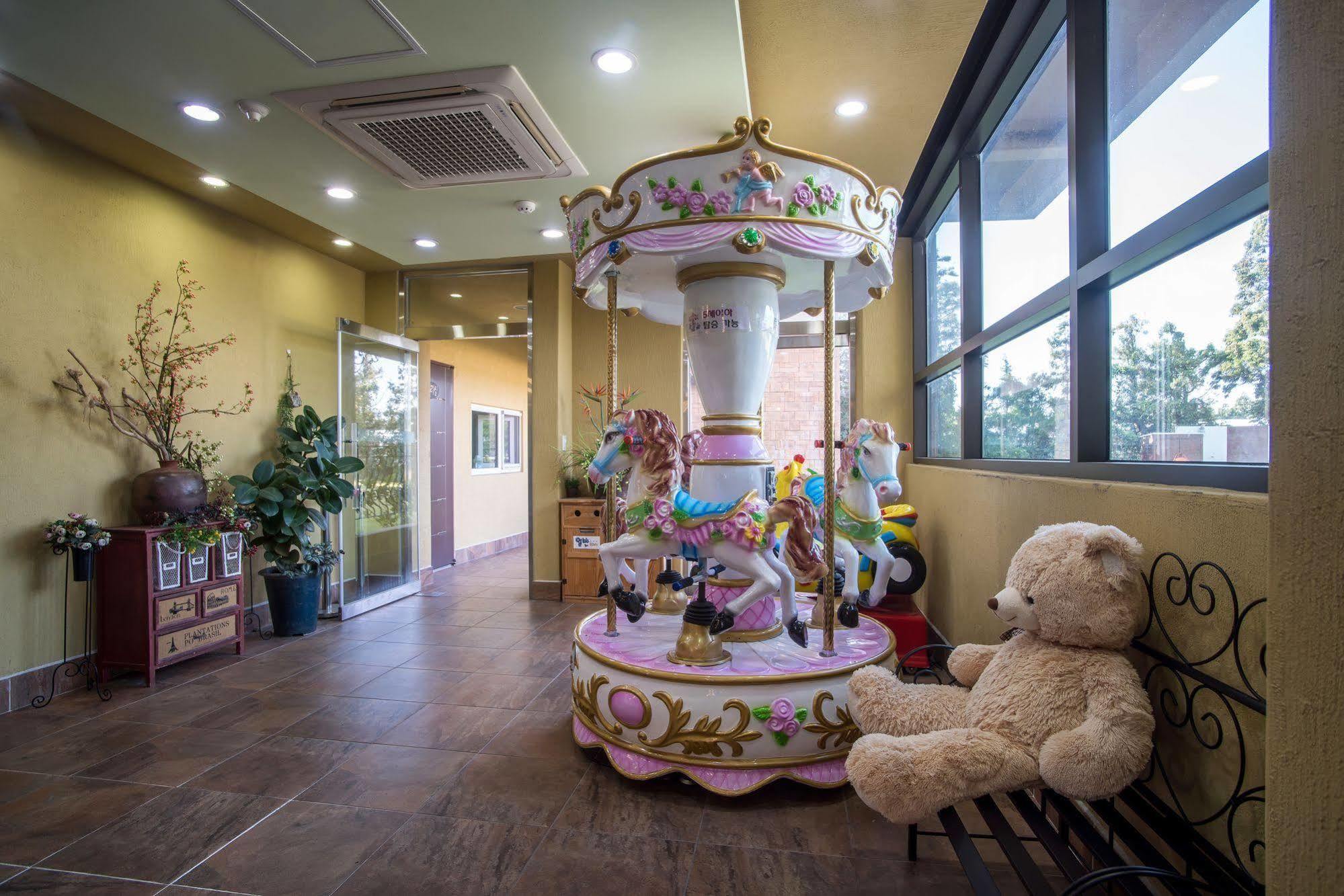 Famille Spa Resort Seogwipo Bagian luar foto
