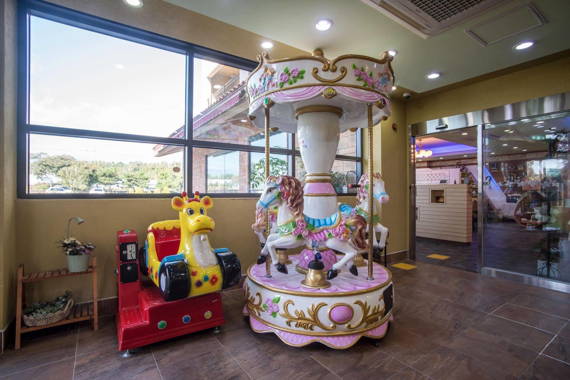 Famille Spa Resort Seogwipo Bagian luar foto